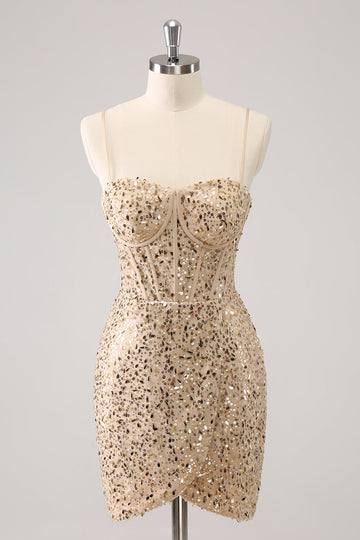 Vestido de cóctel ajustado con tirantes finos dorados y lentejuelas brillantes